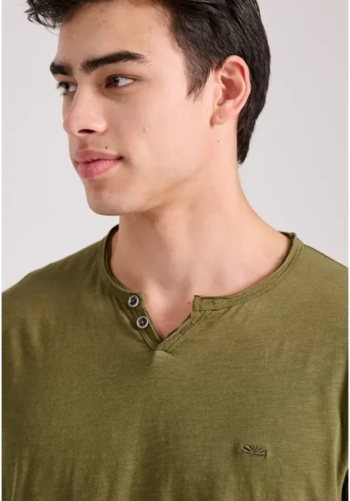 T shirt με λαιμό henley και raw cuts FBM009 004 04 Khaki (3)